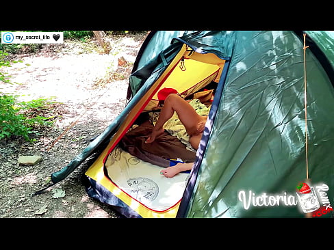 ❤️ Difilmkan di kamera Pria brengsek yang bersemangat dari Orang Asing di dalam tenda Video sialan pada kami