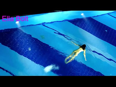 ❤️ Saya tidak bisa berhenti menonton, pirang muda tertangkap basah berenang di kolam resor ELLA BOLT Video sialan pada kami